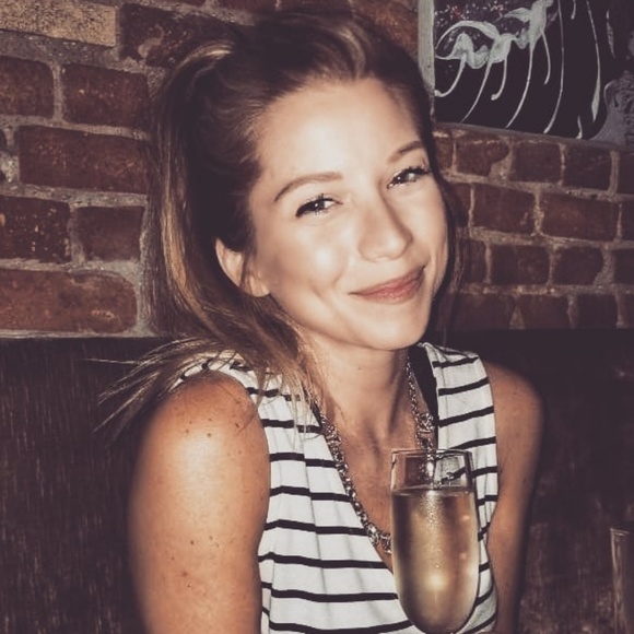 Meet your Posher, Becky♡ - Picture 2 of 5